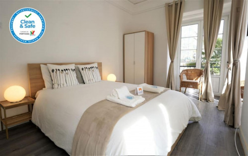 7 fabulous bedrooms, all with AC, TV and desk. By Instituto Sup Técnico - Gallery - 8