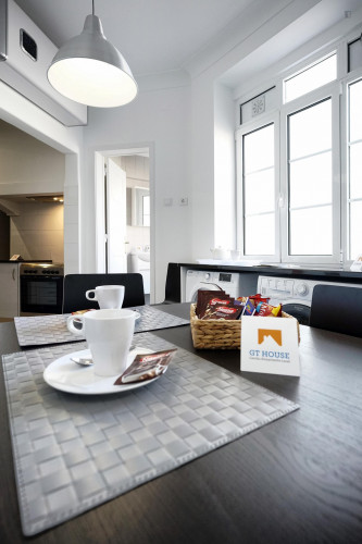 7 fabulous bedrooms, all with AC, TV and desk. By Instituto Sup Técnico