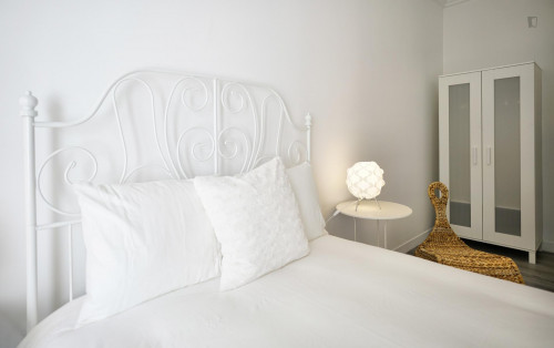 7 fabulous bedrooms, all with AC, TV and desk. By Instituto Sup Técnico