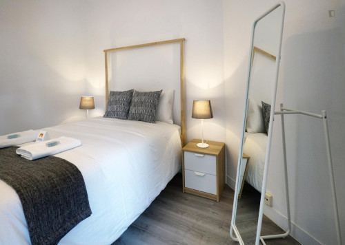 7 fabulous bedrooms, all with AC, TV and desk. By Instituto Sup Técnico - Gallery - 6