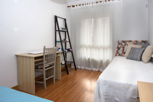 Welcoming twin bedroom in a 3-bedroom flat, in Tetuán  - Gallery -  2