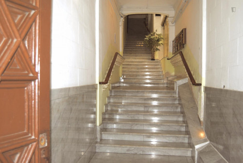 Single bedroom in 8-bedroom apartment