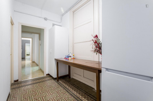 Single bedroom in 8-bedroom apartment