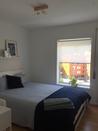 Double bedroom in a 3-bedroom apartment near Hospital Pedro Hispano metro station