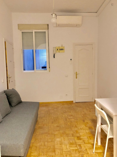 PISO EMBAJADORES CON BALCON - Gallery - 6