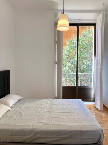 PISO EMBAJADORES CON BALCON