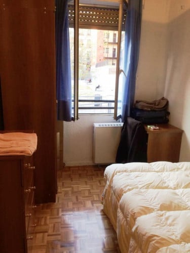 Neat double bedroom in a 3-bedroom flat, near Madrid's Universidad Politécnica