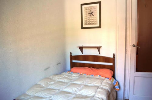 Neat double bedroom in a 3-bedroom flat, near Madrid's Universidad Politécnica
