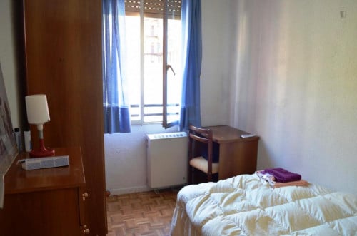 Neat double bedroom in a 3-bedroom flat, near Madrid's Universidad Politécnica