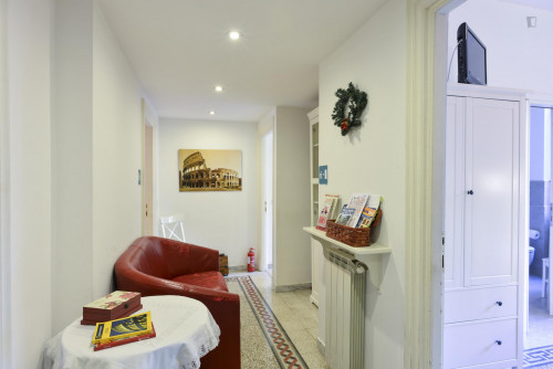 Queen and Twin ensuite bedroom in a 3-bedroom flat, near the Re di Roma metro - Gallery - 8