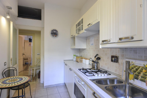 Queen and Twin ensuite bedroom in a 3-bedroom flat, near the Re di Roma metro - Gallery - 5