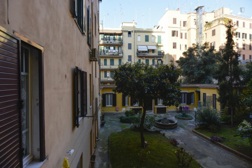 Queen and Twin ensuite bedroom in a 3-bedroom flat, near the Re di Roma metro - Gallery - 7