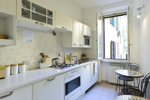 Queen and Twin ensuite bedroom in a 3-bedroom flat, near the Re di Roma metro - Gallery - 6