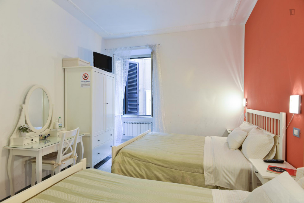 Twin ensuite bedroom in a 3-bedroom flat, near the Re di Roma metro