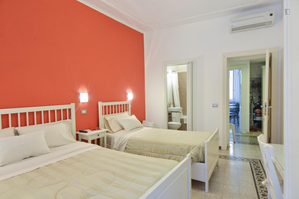 Twin ensuite bedroom in a 3-bedroom flat, near the Re di Roma metro