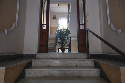 Queen and Twin ensuite bedroom in a 3-bedroom flat, near the Re di Roma metro - Gallery - 10