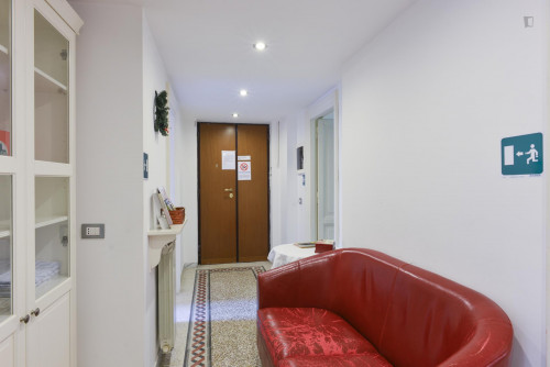 Queen and Twin ensuite bedroom in a 3-bedroom flat, near the Re di Roma metro - Gallery - 9