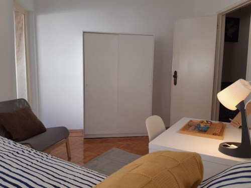 Nice single bedroom close to Amadora Este metro station