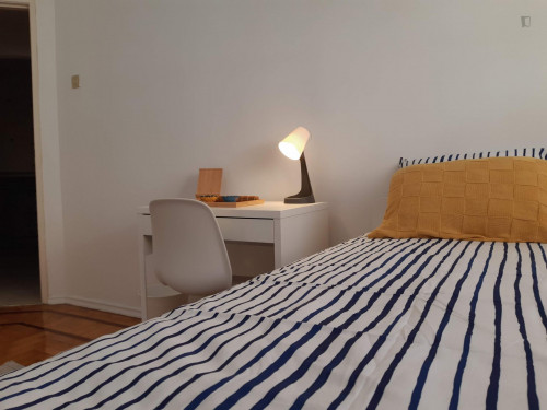 Nice single bedroom close to Amadora Este metro station