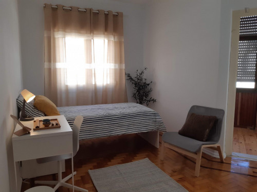 Nice single bedroom close to Amadora Este metro station