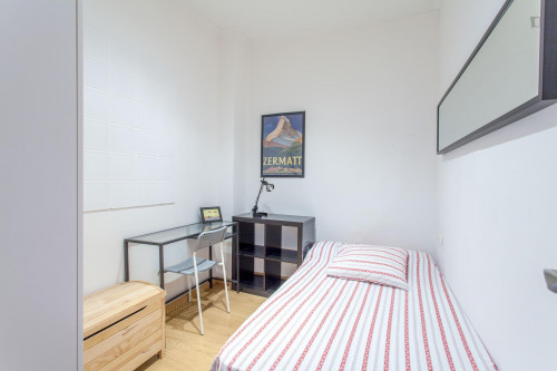 Snug single bedroom in a 5-bedroom flat, near the Escuela Internacional de Protocolo de Valencia  - Gallery -  2
