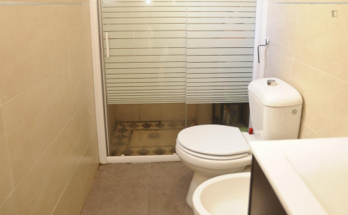 Snug single bedroom in a 5-bedroom flat, near the Escuela Internacional de Protocolo de Valencia - Gallery - 9