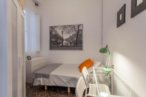 Relaxing single bedroom in an 8-bedroom flat, in La Roqueta  - Gallery -  1