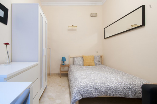 Neat double bedroom close to La Lonja de la Seda  - Gallery -  2