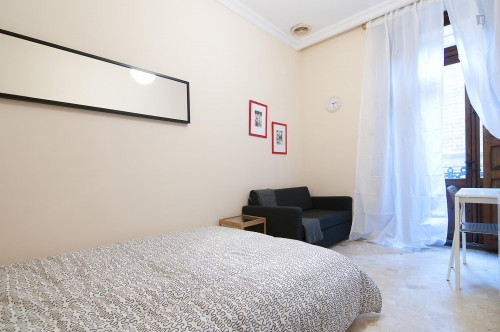 Neat double bedroom close to La Lonja de la Seda  - Gallery -  1