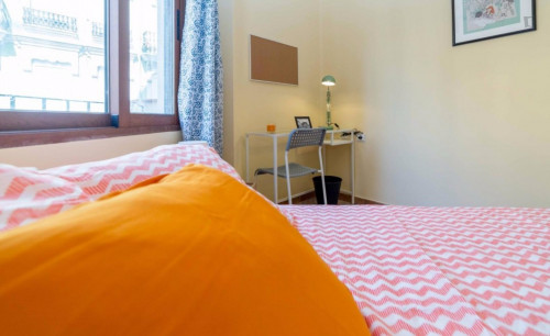 Snug double bedroom near the Bailén metro