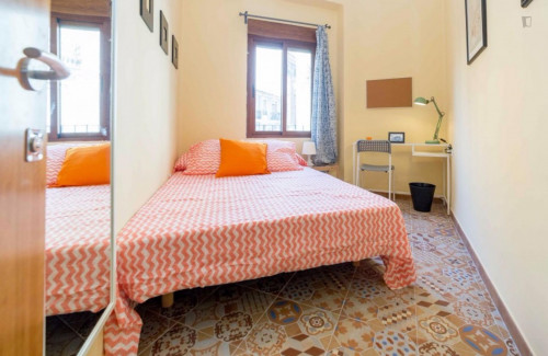Snug double bedroom near the Bailén metro