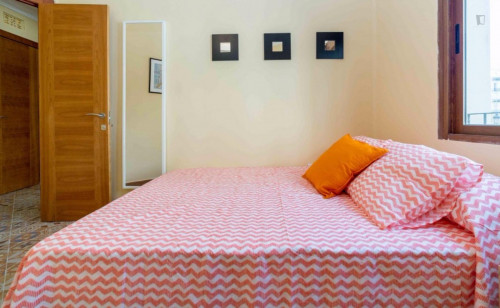 Snug double bedroom near the Bailén metro