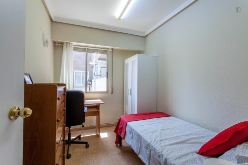 Excellent single bedroom in a student flat, in Ciutat Jardí  - Gallery -  1