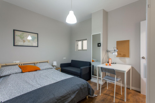 Fresh double ensuite bedroom in a 6-bedroom apartment in Eixample  - Gallery -  1