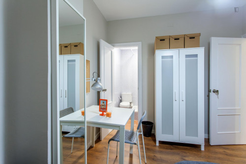 Fresh double ensuite bedroom in a 6-bedroom apartment in Eixample  - Gallery -  2