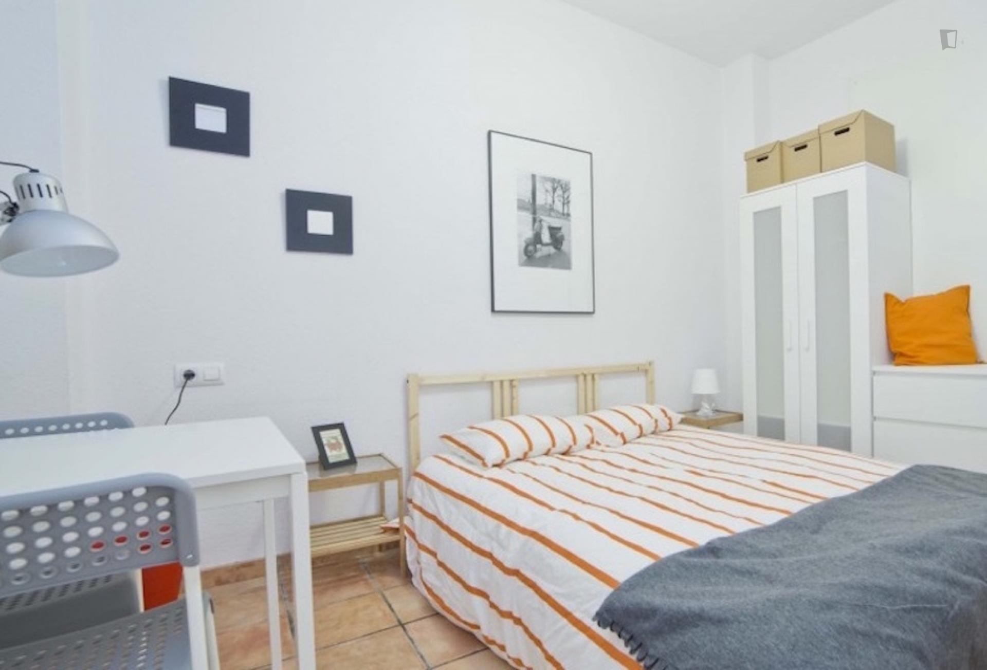 Pleasant double bedroom in a 5-bedroom flat, in La Gran Via