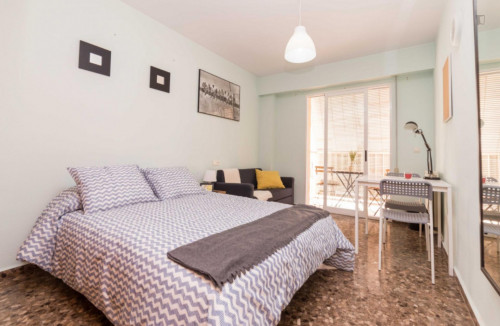 Inviting double bedroom with balcony in a 5-bedroom flat, in proximity to the Universidad Europea de Valencia  - Gallery -  1
