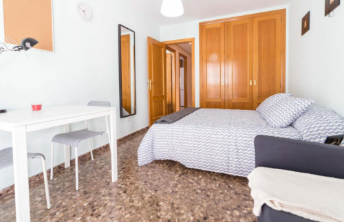 Inviting double bedroom with balcony in a 5-bedroom flat, in proximity to the Universidad Europea de Valencia  - Gallery -  2