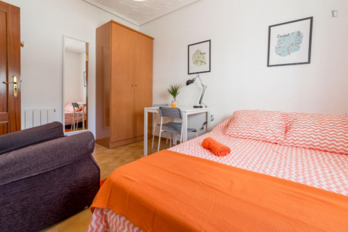 Inviting double bedroom in a 4-bedroom apartment, in proximity to Universidad Europea de Valencia  - Gallery -  2