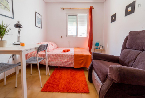 Inviting double bedroom in a 4-bedroom apartment, in proximity to Universidad Europea de Valencia  - Gallery -  3