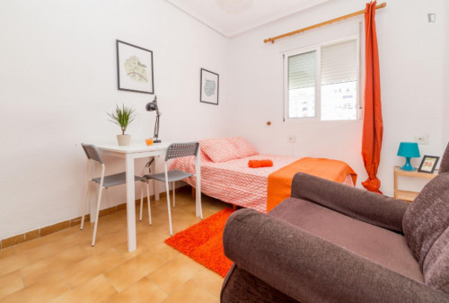 Inviting double bedroom in a 4-bedroom apartment, in proximity to Universidad Europea de Valencia  - Gallery -  1