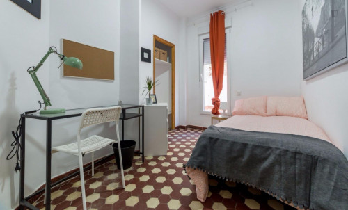 Dashing double bedroom with a balcony, near the Amistat-Casa de Salud metro  - Gallery -  1