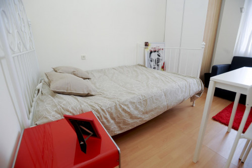 Neat double bedroom in a 7-bedroom student flat near Estació del Nord train station  - Gallery -  1