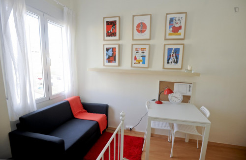 Neat double bedroom in a 7-bedroom student flat near Estació del Nord train station  - Gallery -  3