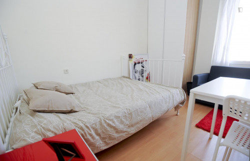 Neat double bedroom in a 7-bedroom student flat near Estació del Nord train station  - Gallery -  2