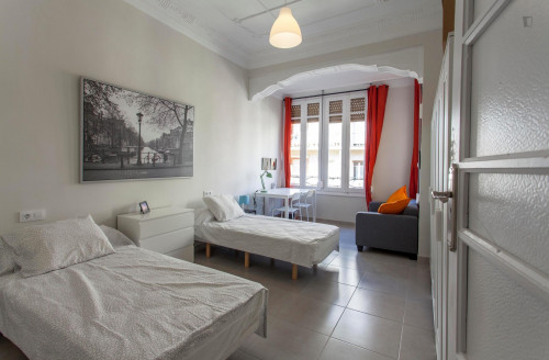 Great twin bedroom close to IEM Business School