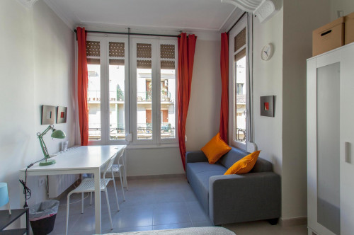 Great twin bedroom close to IEM Business School