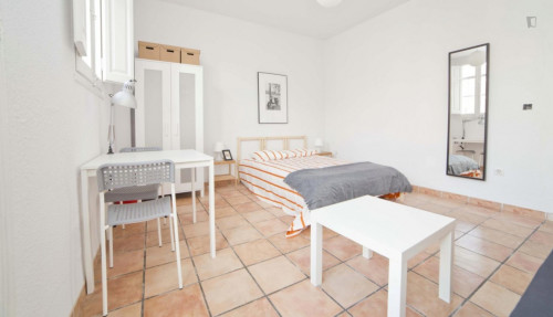 Spacious and bright double bedroom in l'Eixample