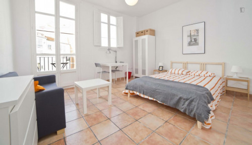 Spacious and bright double bedroom in l'Eixample