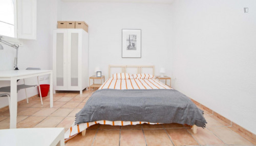 Spacious and bright double bedroom in l'Eixample